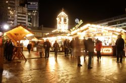 I mercatini di Natale della Breitscheidplatz, a fianco della chiesa Kaiser Wilhelm  - © 360b / Shutterstock.com