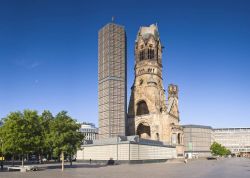 La Chiesa Kaiser-Wilhelm-Kirche, con il vecchio e nuovo campanile che dominano la   Breitscheidplatz di Berlino. E' il simbolo della rinascita della città dopo le distruzioni ...