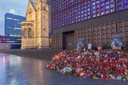 Dei fiori a fianco della Kaiser Wilhelm Gedachtniskirche ricordano il terribile attentato di Berlino del dicembre 2016. - © Renata Sedmakova / Shutterstock.com