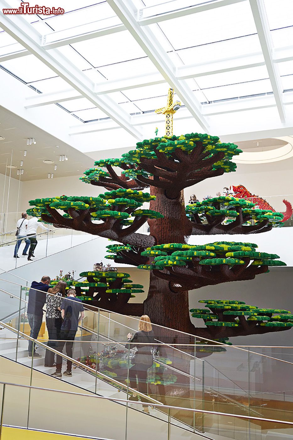 Immagine Un albero gigantesco, una delle creazioni espsote alla LEGO House di Billund