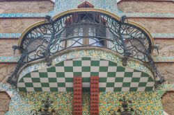 Un balcone di Casa Vicens disegnato da Antoni Gaudi. - © Luxerendering / Shutterstock.com