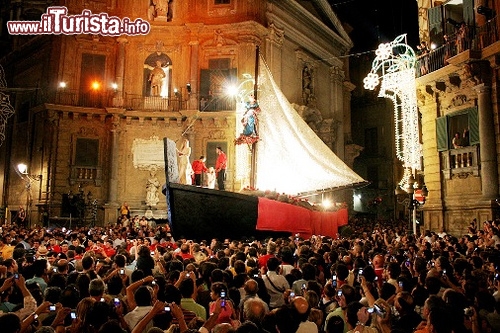 Immagine il carro di U festino, la festa di Santa Rosalia a Palermo