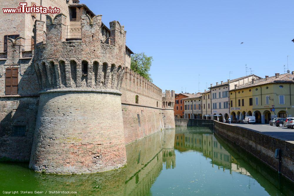 Immagine Un torrione della Rocca Sanvitale di Fontanaellato di Parma - © Stefano Ember / Shutterstock.com