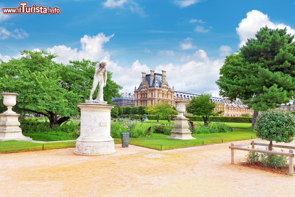 Immagine Il Giardino delle Tuileries con il Louvre sullo sfondo, Parigi, Francia. Il Louvre è il più grande museo di Parigi con circa 35 mila "oggetti", dalla preistoria al XIX° secolo, esposti. Il giardino, che collega il museo con quello de l'Orangerie e con la Galerie Nationale du Jeu de Paume, è monumento storico di Francia dal 1914.