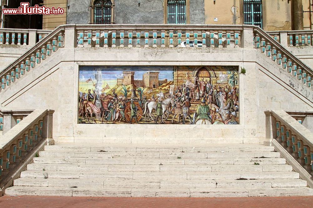 Immagine Dipinto in ceramica in cima alla scala in piazza Santa Maria del Monte, Caltagirone, Sicilia.