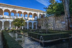 Fontane nei giardini del Generalife vicino all'Alhambra, Granada, Spagna. Il Palacio del Generalife con i giardini fu costruito durante il regno di Maometto III°: l'area verde attuale ...