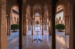 Scorcio interno del palazzo dell'Alhambra a Granada, Andalusia, Spagna. Questo importante raggruppamento di palazzi andalusi si estende su un'area di 104 mila metri quadrati. L'Alhambra ...