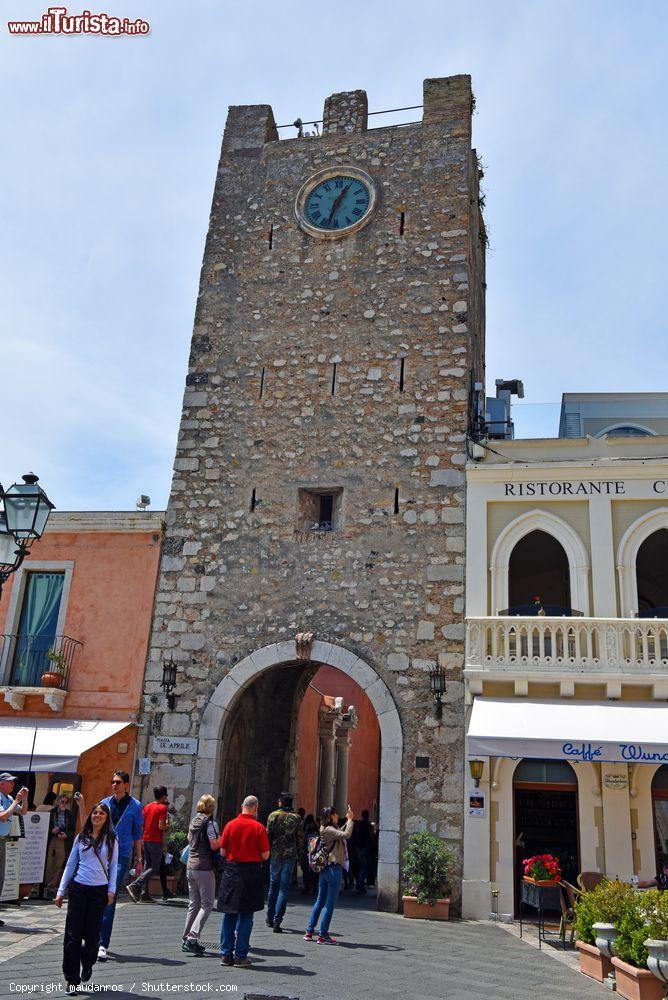 Immagine La Torre dell'Orologio o porta di mezzo visibile percorrendo Corso Umberto I a Taormina - © maudanros / Shutterstock.com
