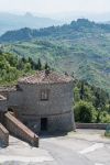 Un tratto delle fortificazioni di Torriana con veduta sul paesaggio circostante, provincia di Rimini, Emilia Romagna - © Directornico / Shutterstock.com