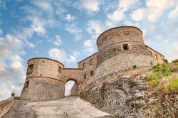 Ingresso dell'antico castello medievale di Torriana, provincia di Rimini, Emilia Romagna. Di questa fortificazione del XV° secolo restano la porta d'acccesso, due torrioni circolari, ...