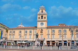 La Piazza Giuseppe Garibaldi e il Palazzo del Governatore a Parma. - © eFesenko / Shutterstock.com