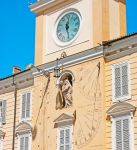 La Torre dell'orologio della facciata del Palazzo del Governatore in centro a Parma, visibili l'orologio astronomico, le meridiane e l'analemma solare.