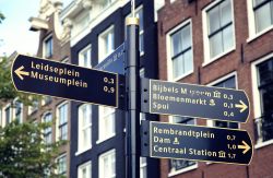 Indicazioni stradali ad Amsterdam che riportano la direzione per il Museo della Bibbia, il Bijbels Museum - © Vladimir Mucibabic / Shutterstock.com