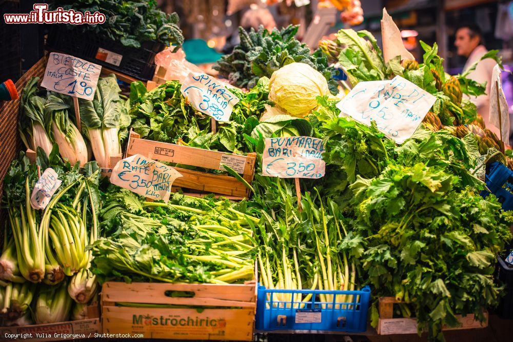 Immagine Un particolare di una bancarella di verdure al Mercato Orientale di Genova - © Yulia Grigoryeva / Shutterstock.com