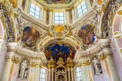 Gli interni barocchi della chiesa dell'Abbazia di Novacella in Alto Adige - © lorenza62 / Shutterstock.com