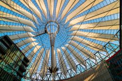 Lo spettacolare tetto del Sony Center di Berlino, Germania: pesa circa 920 tonnellate ed è costituito da vetri laminati abbinati a lampade ad alogenuri metallici - © Debu55y / Shutterstock.com ...