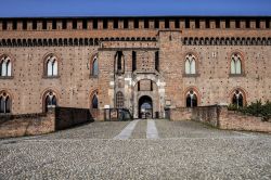 Ingresso al castello medievale di Pavia, Lombardia, realizzato con mattoni in stile gotico - © DARRAY / Shutterstock.com