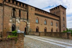 Veduta del castello medievale di Pavia (Lombardia). E' considerato uno dei più insigni esempi dell'architettura gotica lombarda - © AD-ADVANCED Photos / Shutterstock.com