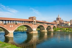 Il ponte sul fiume Ticino a Pavia, Lombardia. Collega il centro storico e il resto della città con il quartiere di Borgo Ticino.
