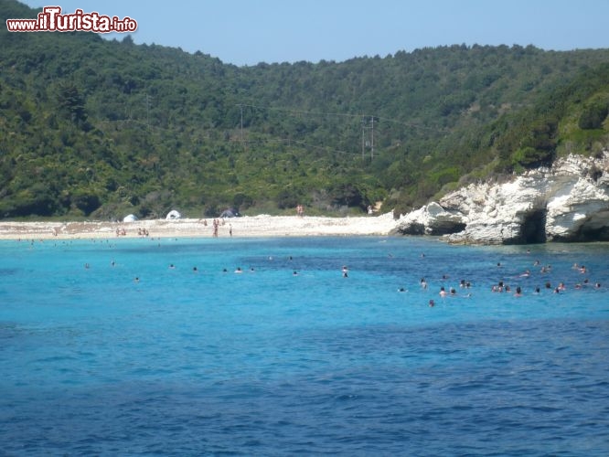 Arriviamo cos ad Antipaxos, isoletta piccola ma con spiagge incantevoli, in cui tuffarsi  d'obbligo!