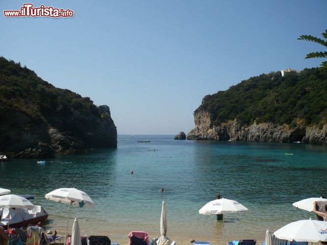 Proseguendo sul lato ovest dell'isola troviamo Paleokastritsa, con spiagge e panorami stupendi come questo e acque cristalline molto adatte per chi ama le immersioni e lo snorkeling.