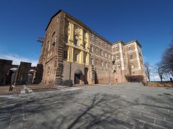 La mole imponente del Castello di Rivoli, Patrimonio UNESCO vicino a Torino - © Claudio Divizia / Shutterstock.com