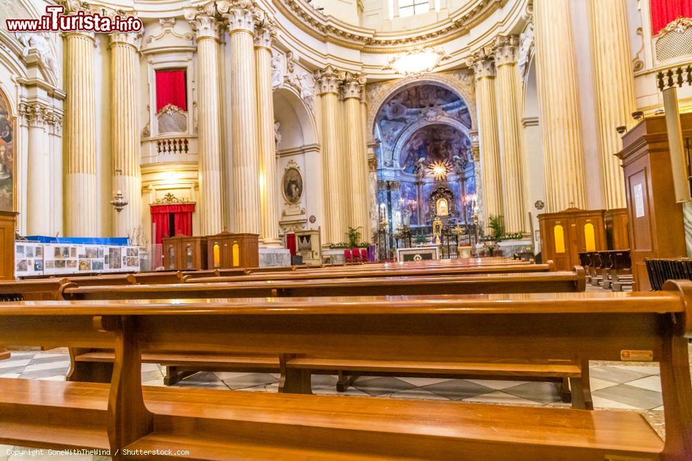 Immagine La navata centrale della Chiesa della Madonna di San Luca a Bologna - © GoneWithTheWind / Shutterstock.com