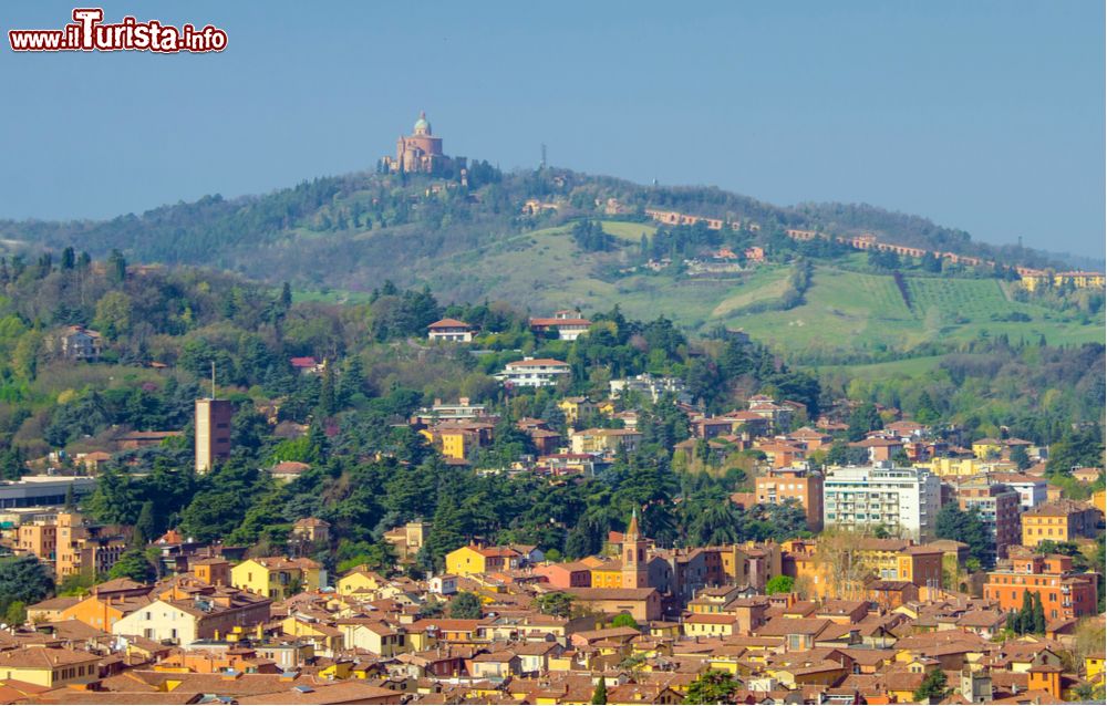 Immagine San Luca a guardia di Bologna fotografata dalla Torre degli Asinelli