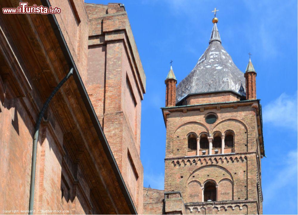 Immagine Il Campanile della Cattedrale Metropolitana di San Pietro, uno dei luoghi romantici di Bologna. - © meunierd / Shutterstock.com