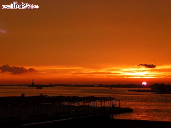 Vista al tramonto della Statua della Libert da Brooklyn