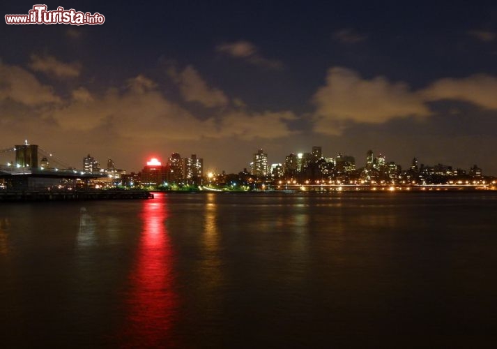 Brooklyn di notte vista dal Seaport Historic District