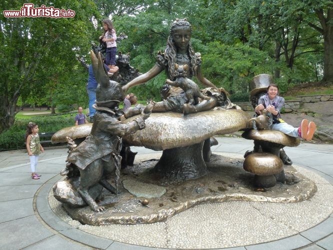 La statua di Alice nel paese delle meraviglie a Central Park