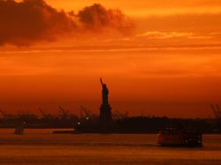 Statua della libert al tramonto