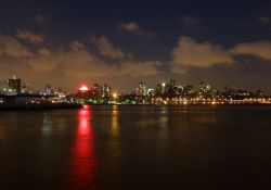 Brooklyn di notte vista dal Seaport Historic ...
