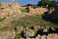 I bagni pubblici dell'antica città di Nora, adiacenti alle Terme a mare, dove le persone si ritrovavano a conversare tutte assieme mentre erano intente a fare i propri bisogni.
