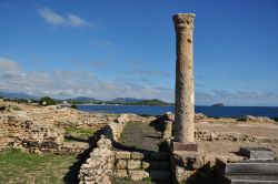 Una colonna del Tempio romano dell'antica città di Nora, in Sardegna.
