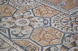 Un dettaglio degli splendidi mosaici che adornavano il pavimento della casa dell'atrio tetrastilo a Nora (Sardegna).
