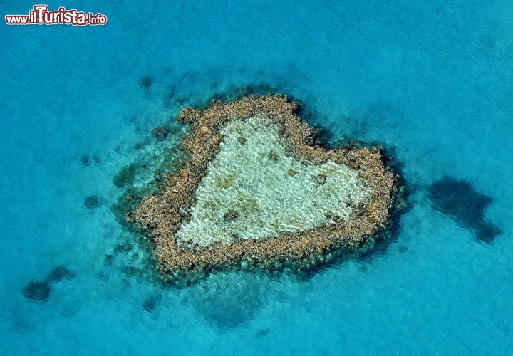 Hearth Reef, Queensland: la Grande Barriera corallina del Queensland è ricca di luoghi romantici, ma di certo la "barriera cuore", con la sua forma esplicita, a catturare la fantasia di tutti gli innamorati... Si trova vicino alle Whitsunday Islands