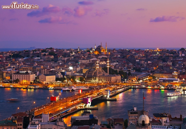 Ponte di Galata, Istanbul. Quando il cielo si colora tra i profili di moschee e minareti, e si riempie di gabbiani in volo, pochi luoghi possono dirsi più romantici del ponte di Galata sul Corno d'Oro