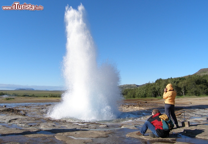 Geyser Strokkur Islanda. Nella fredda Islanda un po' di tepore lo si può trovare vicino ad uno dei suoi geyser. Lo Strokkur è il più attivo, ribolle di passione, e non delude chi compie il viaggio fino a qui. 