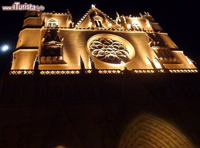 Cattedrale St-Jean e la Luna a Lione per la festa delle luci