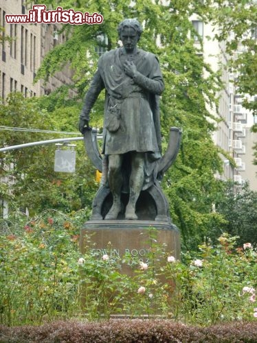 Immagine Gramercy Park: statua di Edwin Booth