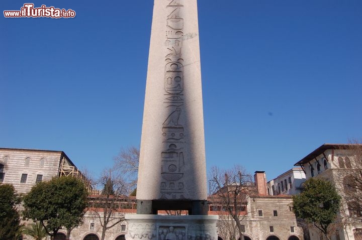 Immagine Un minareto della Moschea Blu proietta la sua ombra sull'obelisco di Teodosio sull'Ippodromo di Istanbul