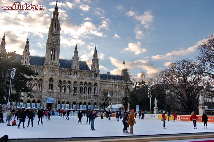 Immagine Rathaus in inverno con pattinaggio