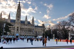 Rathaus in inverno con pattinaggio