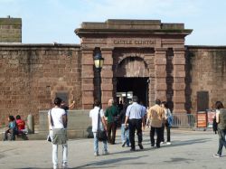Castle Clinton da cui deriva il nome Battery Park: un tempo roccaforte di difesa della baia di New York ove si trovava una batteria di cannoni