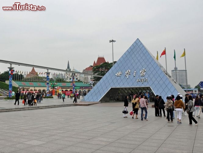 Immagine L'ingresso del parco a tema Window of the World, Shenzhen Cina