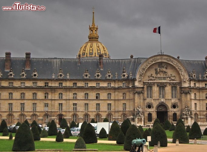 Hotel des invalides a Parigi: il famoso ricovero di Parigi con sullo sfondo la cappella dorata degli Invalidi