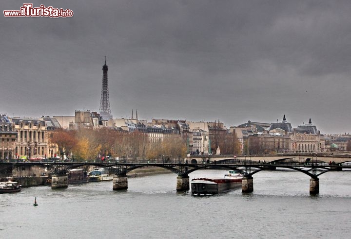 Passerelle des arts, o anche pont des Arts,  un ponte pedonale che offre magnifiche viste sulla Senna, con lo sfondo della Torre Eiffel. E' frequentato da numerosi pittori
