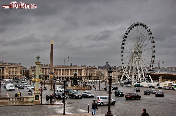 Place de la Concorde ha il titolo di piazza pi grande di Francia, ed  anche tristemente famosa per le esecuzioni con la ghigliottina, ai tempi della Rivoluzione Francese. Ospita l'obelisco egizio di Luxor